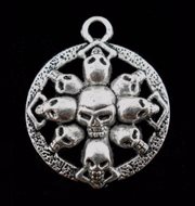 Vedhæng med skulls. Tibetansk sølv. 39 mm
